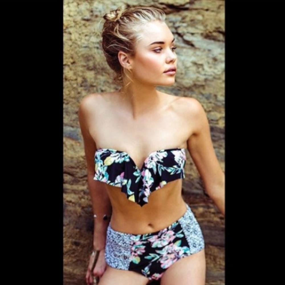 5/$25🛍 O’neill Ruffle Bandeau Swim Top